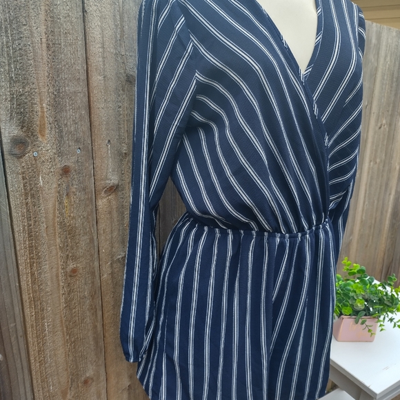 NWT Charlotte Russe Shorts Romper Color Navy Blue/ White Size Medium - Picture 4 of 7